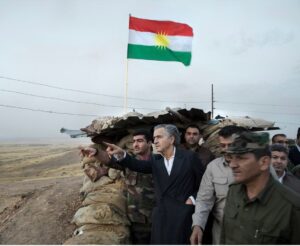 برنارد هنری لوی با افراد مسلح درکردستان عراق